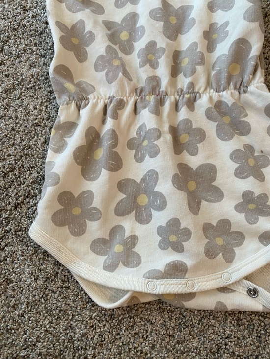 Rylee + Cru 18-24 month Cream Sleeveless Daisy Romper with Gray Flowers - Picture 6 of 7